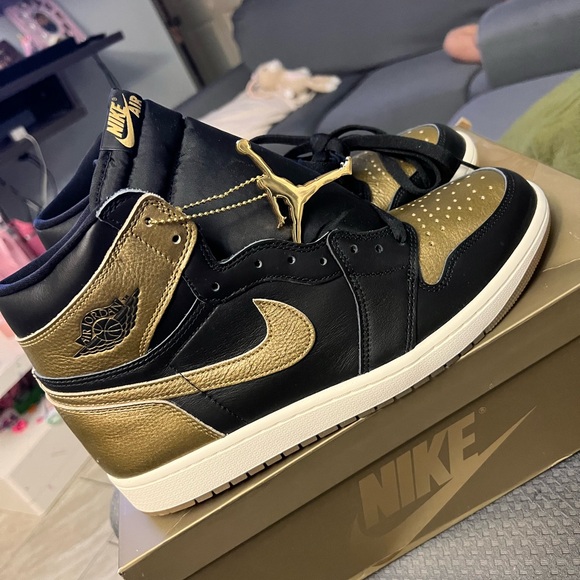 Nike Men's Black and Gold High-Top Sneakers